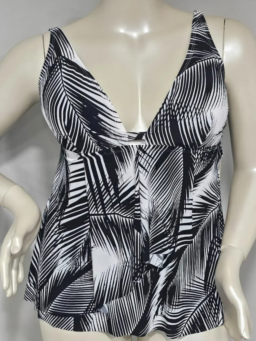 Beyond Control Giving Attitude Tropical-Print Tankini Top